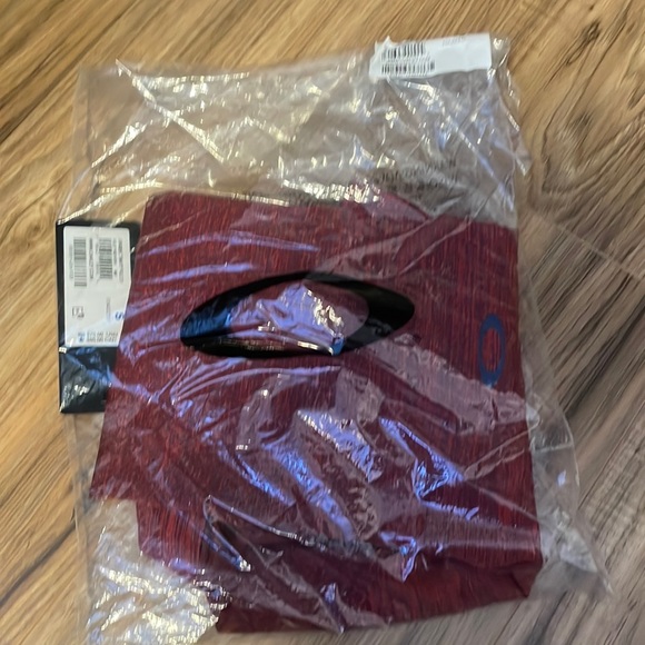 Men’s small Red Oakley Polo - Picture 4 of 4